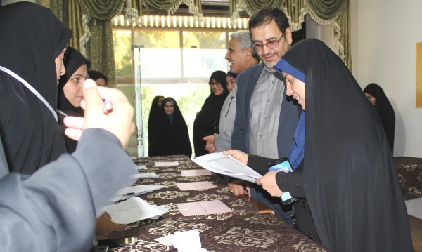 بازدید معاون دانشجویی دانشگاه  از فرایند انتخابات شوراهای صنفی استان قم
