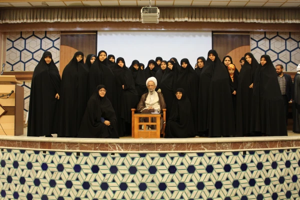 دیدار شرکت کنندگان در گردهمایی مسئولین کانون های بسیج با آیت الله مصباح یزدی