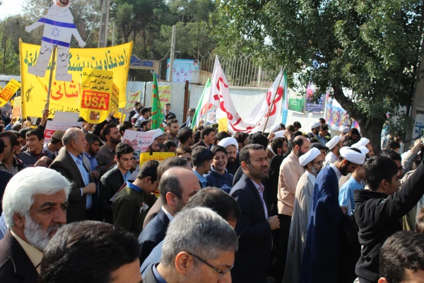 دکتر حسین خنیفر رییس دانشگاه فرهنگیان  در جمع  دانشجومعلمان در راهپیمایی ۱۳ آبان استان قم حضور پیدا کرد. 3