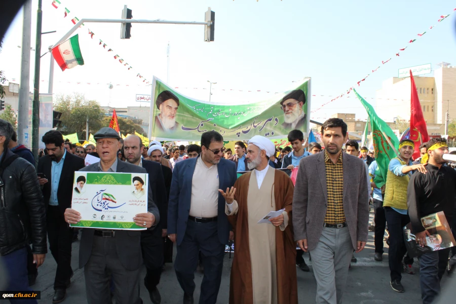 دکتر حسین خنیفر رییس دانشگاه فرهنگیان  در جمع  دانشجومعلمان در راهپیمایی ۱۳ آبان استان قم حضور پیدا کرد. 4