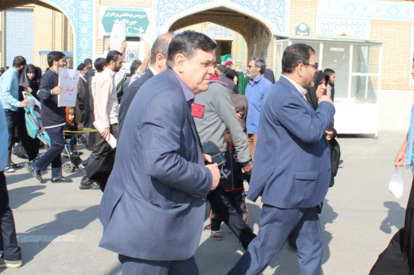 دکتر حسین خنیفر رییس دانشگاه فرهنگیان  در جمع  دانشجومعلمان در راهپیمایی ۱۳ آبان استان قم حضور پیدا کرد. 6