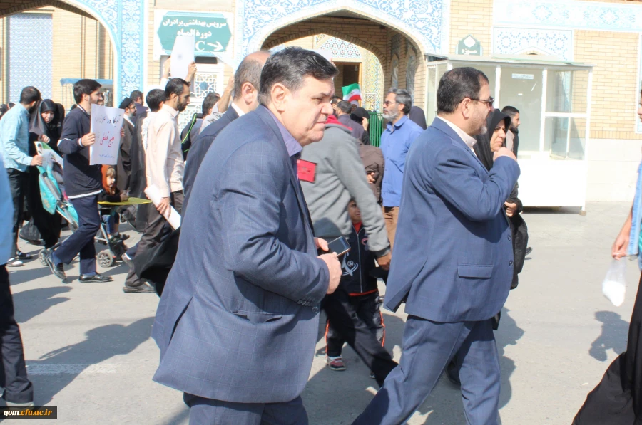 دکتر حسین خنیفر رییس دانشگاه فرهنگیان  در جمع  دانشجومعلمان در راهپیمایی ۱۳ آبان استان قم حضور پیدا کرد. 6