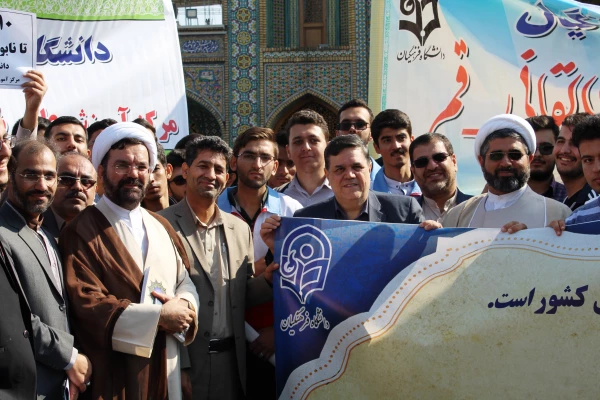 دکتر حسین خنیفر رییس دانشگاه فرهنگیان  در جمع  دانشجومعلمان در راهپیمایی ۱۳ آبان استان قم حضور پیدا کرد. 8