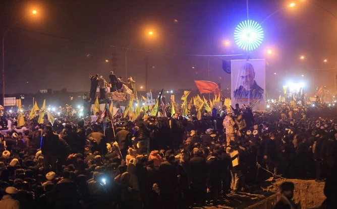 بدرقه با شکوه ابدان مطهر سردار رشید اسلام حاج قاسم سلیمانی و همرزمان مجاهدش توسط مردم انقلابی قم  11