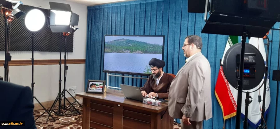 بازدید محمدپور سرپرست مدیریت امور پردیس های استان قم از استدیو ضبط تولید محتوا دروس مجازی