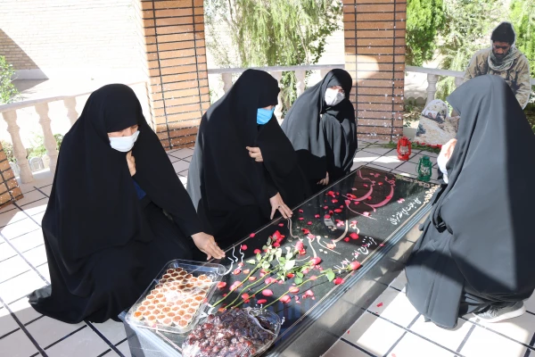 مراسم غبار روبی مزار شهید گمنام پردیس حضرت معصومه(س) و گلزار شهدای قم 4