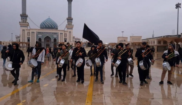 حرکت دسته عزاداری هیئت متوسلین به چهارده معصوم(ع) مرکز شهید مدنی(ره) دانشگاه فرهنگیان به سمت حرم مطهر 2