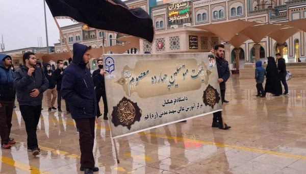 حرکت دسته عزاداری هیئت متوسلین به چهارده معصوم(ع) مرکز شهید مدنی(ره) دانشگاه فرهنگیان به سمت حرم مطهر 3