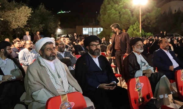 دفاع مقدس حادثه ای بی نظیر بود زیرا ملتی به تنهایی در مقابل یک دنیا ایستاد. 4