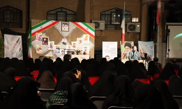 دفاع مقدس حادثه ای بی نظیر بود زیرا ملتی به تنهایی در مقابل یک دنیا ایستاد. 6