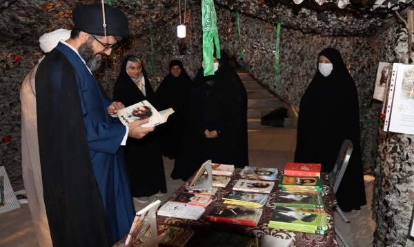 دفاع مقدس حادثه ای بی نظیر بود زیرا ملتی به تنهایی در مقابل یک دنیا ایستاد. 9